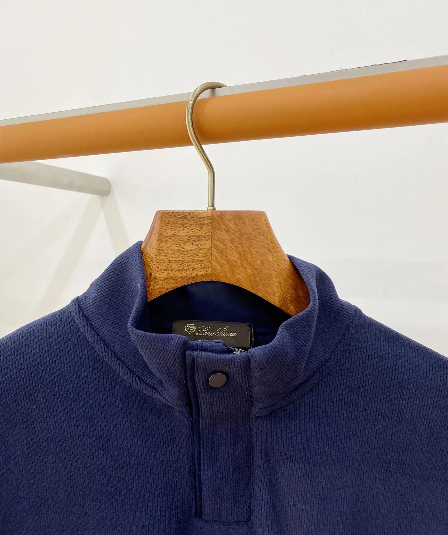 , LP 2051 autumn and winter New Arrival men's casual round neck sweatshirt, the final channel product has appeared! ! Simultaneous sales at the counter! It is no exaggeration to say that LP items have always been one of the must-have items for successful business people! The brand's high-end style and powerful aura are not something that everyone can easily overcome. The fabric is customized with 24% cotton + 69% polyester + 7% spandex, the stitching is neat, and the upper body is fashionable and stylish. Size:M-3XL